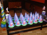 Personalised hats with the baby name for a first birthday party at the entrance for kids